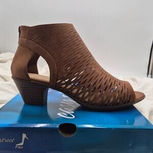 NEW Easy Street Sunrise heeled sandal Peep toe Brown size 8 EXTRA WIDE
